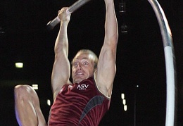 Tim Lobinger beim Absprung - Kraft pur.