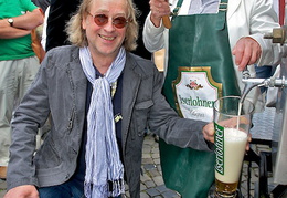 Traditioneller Faßanstich an der Dominikanerkirche