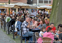 Gut gefüllte Eiscafés und Biergärten