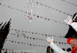 Grauer Himmer, Regen und Kamelle - Rosenmontag 2008 in Münster.