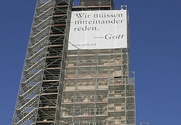 Die Kreuzkirche: dieses Jahr verhüllt und das hatte nicht mit den Skulptur Projekten 2007 zu tun.