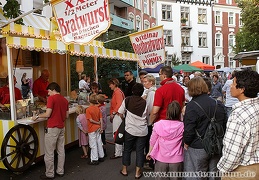 1/2 m Bratwurst - da bildeten sich schnell lange Schlangen.