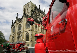 Nein, nein - hier brennt nicht der Dom - historisches Feuerwehrfahrzeug.