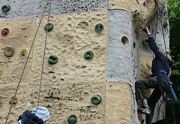 Kleine und Große an der Bigwall-Kletterwand.