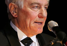 Prof. Günter Willmann begrüßt die anwesenden Ballgäste.