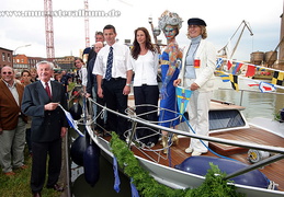 Bürgermeister Fritz Krüger bei der Schiffstaufe.