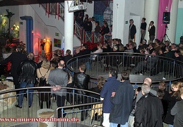 Gespannt verfolgen die Schauspieler und Ehrengäste den Krimi.