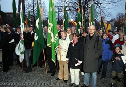 Geduldig warten die Gläubigen vor dem Dom.