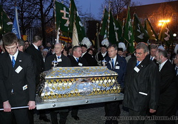 Begleitet von 8 Trägern erreicht der Schrein den Dom.