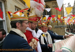 Nach der Übernahme: Prinz Andreas II. verliest die prinzliche Bulle.