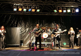 Spanische Musik von Los Meles vermittelt mediteranes Party-Feeling.