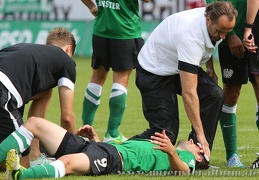 ... blieb Matthew Taylor mit Platzwunde am Kopf liegen.