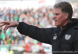 Taktische Anweisung von Trainer Ralf Loose.