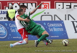 Marcel Reichwein wird im Strafraum umgerissen - der Schiedsrichter lässt weiter spielen.