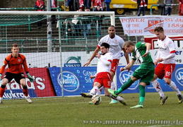 Dann kommt der Ball zu Marcus Piossek.