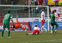 Und der haut das Ding unhaltbar in die Maschen - 1:0